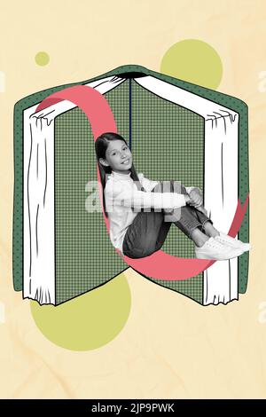 Image de collage vertical de petite fille noir blanc gamma assis peint signet de livre isolé sur fond de dessin Banque D'Images
