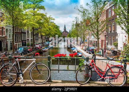 Canal d'eau Prinsenkgracht avec Bycicles, Amsterdam Hollande, pays-Bas Europe Banque D'Images