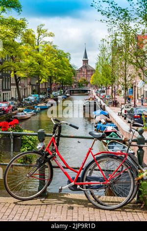 Canal d'eau Prinsenkgracht avec Bycicles, Amsterdam Hollande, pays-Bas Europe Banque D'Images