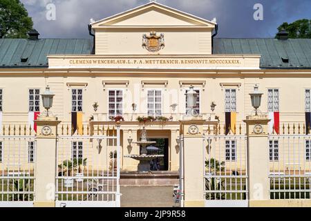 Mariánské Lázně, République Tchèque, 30 juin 2022 : château historique de la maison princière de Metternich, près de Marienbad, au soleil éclatant Banque D'Images