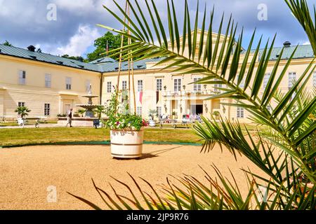 Mariánské Lázně, République Tchèque, 30 juin 2022 : château historique de la maison princière de Metternich près de Mariánské Lázne avec une branche holly dans le Banque D'Images