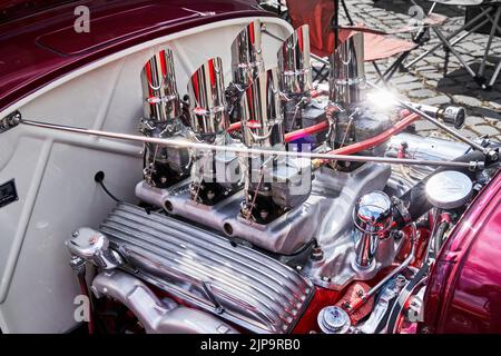 Hanovre, Allemagne, 23 juillet 2022: Open chrome compartiment moteur d'une voiture amusante à tige chaude avec six cylindres et des carburateurs simples Banque D'Images