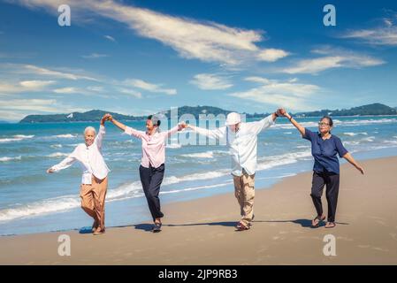 Groupe de personnes âgées asiatiques homme et femmes heureux temps sur la plage Banque D'Images