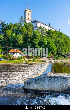 Château de Rozmberk au-dessus de la rivière Vltava Banque D'Images