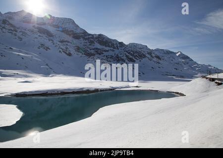 Vue sur le Lago Bianco depuis le train à Lagalp depuis la route ferroviaire Bernina Express classée au patrimoine mondial de l'UNSECO de Saint-Moritz à Poschiavo, Grison, Suisse Banque D'Images