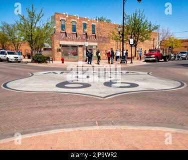 PANNEAU DE signalisation US 66 peint sur la route dans le centre de Winslow, Arizona USA America. Ville est mentionnée dans une célèbre chanson de pays Banque D'Images