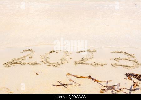2023 concept du nouvel an à venir, numéros 2023 sur le sable Banque D'Images
