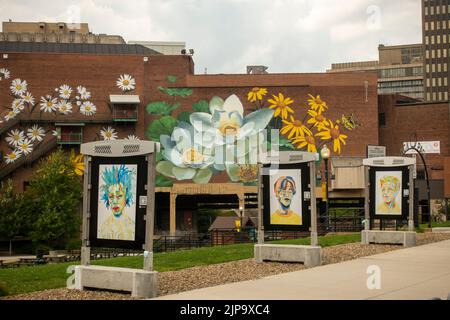 Œuvres d'art publiques sur les murs et exposées dans le centre-ville d'Akron, Ohio Banque D'Images