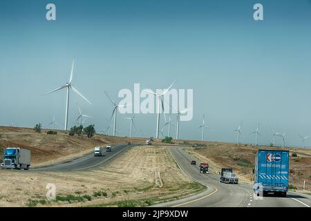 I-40 dans le nord du Texas. Éoliennes fournissant de l'électricité. Banque D'Images