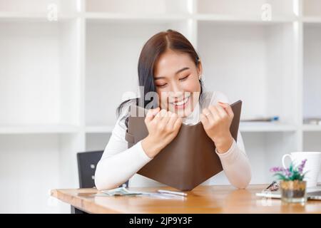 Concept de style de vie, belle femme asiatique se détendre tout en étudiant en ligne dans le café-restaurant Banque D'Images