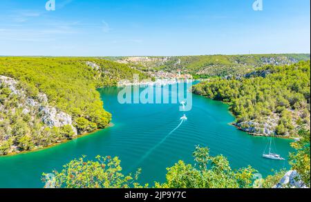 Higway au-dessus de la rivière Krka, Croatie. Vue depuis le célèbre pont près de la ville de Sibenik et Skradin. Rivière avec bateau et yacht. Banque D'Images