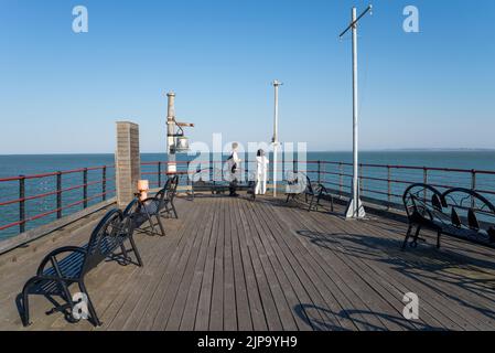 Les gens au bout de Southend Pier qui ont vue sur l'estuaire de la Tamise. Southend on Sea, Essex, Royaume-Uni, attraction touristique lors d'une journée d'été ensoleillée Banque D'Images