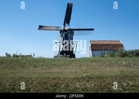 Usine POLDER 'de Blauwe WIP' à Hazerswoude-Dorp, dans le sud de la Hollande, construite en 1636, avec ancienne grange. Soleil et ciel bleu Banque D'Images