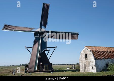 Usine POLDER 'de Blauwe WIP' à Hazerswoude-Dorp, dans le sud de la Hollande, construite en 1636, avec ancienne grange. Soleil et ciel bleu Banque D'Images