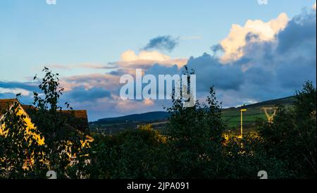 Coucher de soleil coloré vu sur Kiltipper Gate - partie de Tallaght, Dublin, Irlande Banque D'Images