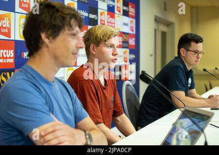 Tom Vandenbulcke, le directeur des communications de Gent, Jens Petter Hauge de Gent et Samuel Cardenas, le scout de Gent, photographiés lors d'une conférence de presse du club belge de football KAA Gent pour présenter un nouveau joueur, le mardi 16 août 2022 à Gent. BELGA PHOTO JAMES ARTHUR GEKIERE Banque D'Images