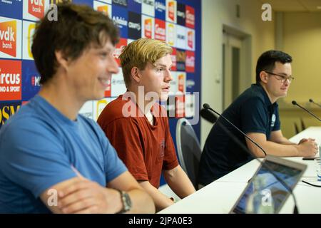 Tom Vandenbulcke, le directeur des communications de Gent, Jens Petter Hauge de Gent et Samuel Cardenas, le scout de Gent, photographiés lors d'une conférence de presse du club belge de football KAA Gent pour présenter un nouveau joueur, le mardi 16 août 2022 à Gent. BELGA PHOTO JAMES ARTHUR GEKIERE Banque D'Images