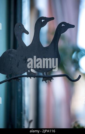 France. Paris (75) 12th arrondissement. Goose enseigna les façades colorées des maisons colorées de la rue Cremieux Banque D'Images