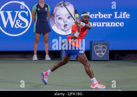 Mason, Ohio, États-Unis. 15th août 2022. Frances Tiafoe (USA) en action lors du premier tour de l'Open de l'Ouest et du Sud de lundi au Lindner Family tennis Center, Mason, Oh. (Image de crédit : © Scott Stuart/ZUMA Press Wire) Banque D'Images