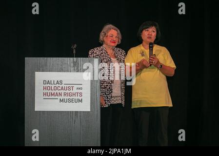 (220816) -- DALLAS, le 16 août 2022 (Xinhua) -- Rosian Zerner (R), survivant de l'Holocauste, et Sinmin Pak, fondateur et président de Unoublied Butterflies, assistent à un événement marquant le sixième jour commémoratif international des femmes de confort à Dallas, Texas, États-Unis, le 14 août 2022. Des événements commémoratifs, dont une projection cinématographique, une exposition d'art, une promenade dans la paix et la justice et une veillée aux chandelles, ont eu lieu dimanche pour marquer le sixième jour commémoratif international des femmes de confort à Dallas. POUR ALLER AVEC 'Feature: Inachevé histoire, inoubliable douleur de la deuxième Guerre mondiale 'Comfort Women' (photo par Xin Jin/X Banque D'Images