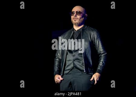 13 août 2022, Toronto, Ontario, Canada : le rappeur et chanteur américain Armando Christian Pérez, connu professionnellement par son nom de scène Pitbull, a présenté un spectacle complet à la scène Budweiser à Toronto. En photo: PITBULL (Credit image: © Angel Marchini/ZUMA Press Wire) Banque D'Images