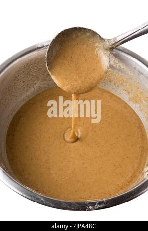 kevum ou kavum, mélange sucré asiatique frits dans un bol avec une cuillère, prêt à frire, dessert traditionnel du sri lanka Banque D'Images