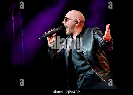 13 août 2022, Toronto, Ontario, Canada : le rappeur et chanteur américain Armando Christian Pérez, connu professionnellement par son nom de scène Pitbull, a présenté un spectacle complet à la scène Budweiser à Toronto. En photo: PITBULL (Credit image: © Angel Marchini/ZUMA Press Wire) Banque D'Images