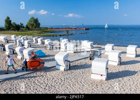 16 août 2022, Mecklembourg-Poméranie occidentale, Ueckermünde : la plage de la lagune de Szczecin est bien fréquentée malgré les avertissements concernant la pollution de l'eau dans la rivière Oder. Après la mort massive de poissons dans la rivière Oder, le gouvernement de l'État de Mecklembourg-Poméranie occidentale conseille contre la natation dans plusieurs endroits de baignade. C'est une mesure de précaution, a-t-il dit. Photo: Jens Büttner/dpa Banque D'Images