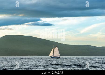 Grand bateau à voile sous voile dans la baie de Camden Banque D'Images