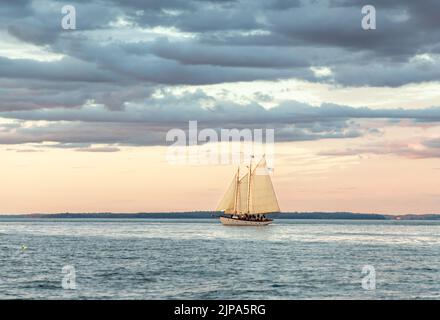 Grand bateau à voile sous voile dans la baie de Camden Banque D'Images