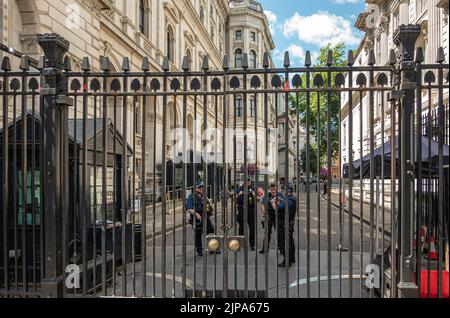 Londres, Royaume-Uni - 4 juillet 2022 : le long de Whitehall A3212, Downing Street SW1, fermé par une grande clôture en métal et des gardes armés protégeant la résidence de Prime mi Banque D'Images