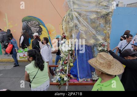 Mexico, Mexico, Mexique. 15th août 2022. 15 août 2022, Mexico, Mexique: Les résidents du quartier de San SimÃ³n Culhuacan, à l'extrême sud de Mexico, prennent part à une procession avec l'image de la Vierge de l'Assomption où les fidèles ont visité les rues principales, Pour la vénérer, le 15 août a célébré ''la victoire de Dieu dans la Vierge Marie'' sur la mort et la victoire de Jésus Christ après sa résurrection. Sur 15 août 2022 à Mexico, Mexique. (Image de crédit : © Gerardo Vieyra/eyepix via ZUMA Press Wire) Banque D'Images