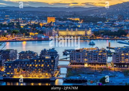 Vue sur Oslo en Norvège avec le fjord d'Oslo après le coucher du soleil Banque D'Images