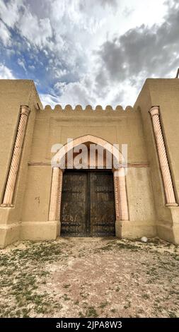 les portes d'une ancienne forteresse dans le désert. Banque D'Images