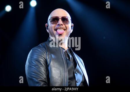 Le rappeur et chanteur américain Armando Christian Pérez, connu professionnellement par son nom de scène Pitbull, se produit à un spectacle complet à la scène Budweiser à Toronto. Banque D'Images