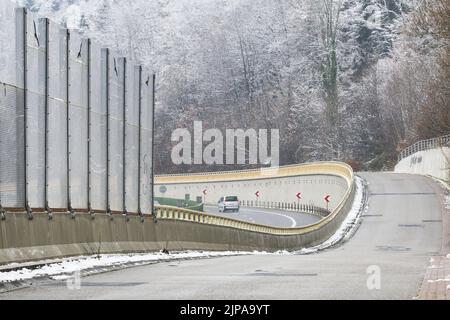 Barrières sonores le long d'une autoroute bruyante. Banque D'Images