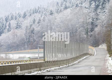 Barrières sonores le long d'une autoroute bruyante. Banque D'Images