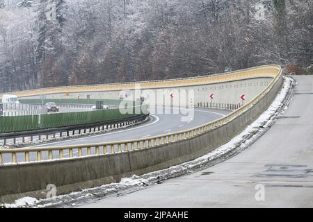 Barrières sonores le long d'une autoroute bruyante. Banque D'Images