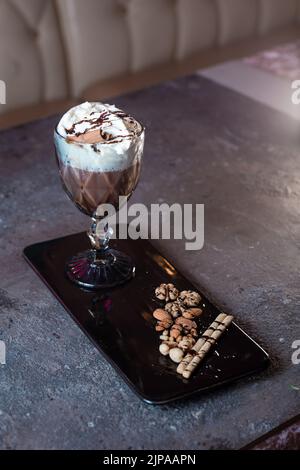milk-shake à la cannelle dans un verre dans un café. Banque D'Images