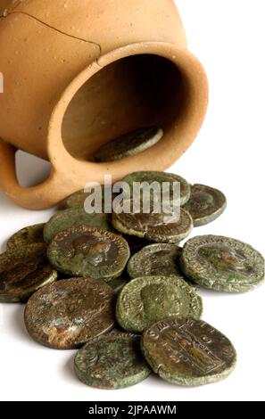 panier de pièces romaines dans un pot Banque D'Images