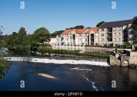 dh River Wharfe WETHERBY WEST YORKSHIRE Rivers Weir New Riverside Flats appartements maisons maison de propriété Banque D'Images