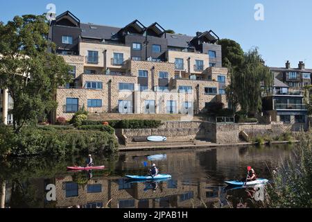 dh River Wharfe WETHERBY WEST YORKSHIRE Apprenez à Paddle Boddleboards canoë instructeur canoéistes angleterre Grande-Bretagne paddleboard canoéiste paddle board Banque D'Images