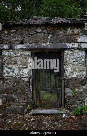 Un cottage gallois en pierre et en ardoise abandonné dans le village d'Abergwyngregyn, au nord du pays de Galles. Sur la limite nord de la chaîne de montagne de Carneddau. Banque D'Images