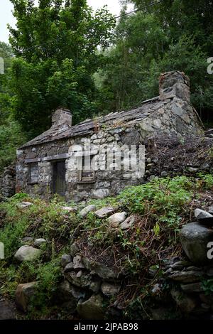 Un cottage gallois en pierre et en ardoise abandonné dans le village d'Abergwyngregyn, au nord du pays de Galles. Sur la limite nord de la chaîne de montagne de Carneddau. Banque D'Images