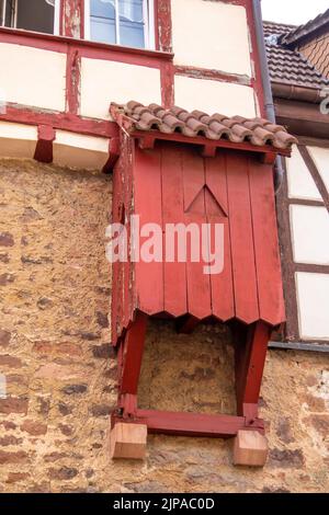 Médiévale extérieur toilettes en bois ou garderobe dans une maison à colombages dans le village du sud de l'allemagne. Banque D'Images