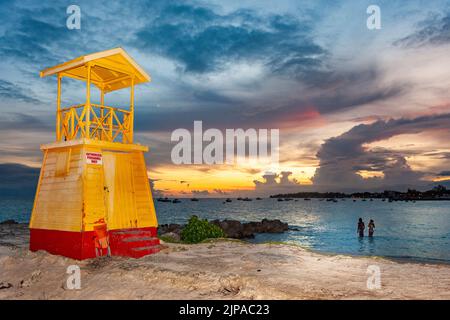 Miami Beach Oistins, coucher de soleil Barbade Caraïbes Banque D'Images