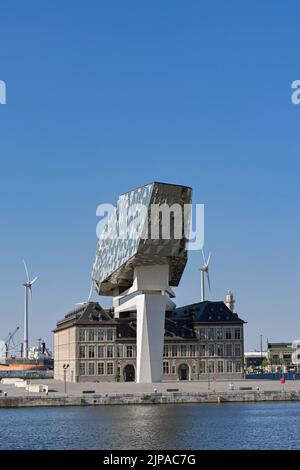 Anvers, Belgique - août 2022 : extérieur du bâtiment de l'Autorité portuaire d'Anvers dans les quais commerciaux de la ville. L'architecte était Zaha Hadid. Banque D'Images