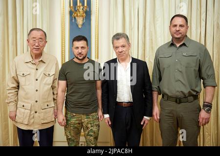 Kiev, Ukraine. 16th août 2022. Le président ukrainien Volodymyr Zelenskyy, avec des membres des anciens au palais Mariinsky, 16 août 2022 à Kiev, Ukraine. De gauche à droite : l’ancien secrétaire général de l’ONU Ban Ki-moon, le président ukrainien Volodymyr Zelenskyy, l’ancien président colombien Juan Manuel Santos et le directeur du bureau présidentiel Andriy Yermak. Credit: Sarsenov Daniiar/Présidence ukrainienne/Alamy Live News Banque D'Images