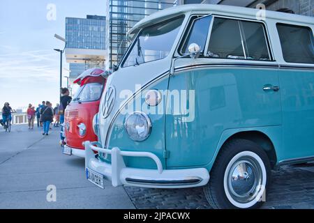 Volkswagen, VW bus des années 60 à l'exposition oldtimer à Cologne, Allemagne, vue de face oblique rapprochée Banque D'Images