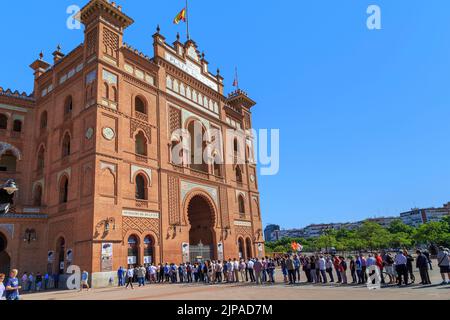 MADRID, ESPAGNE - 24 MAI 2014 : c'est la file d'attente pour les billets pour la corrida dans les arènes de Las Ventas. Banque D'Images